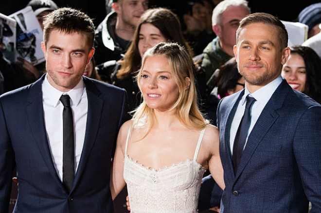 Robbert Pattinson sevgilisiylə film təqdimatında - fotolar