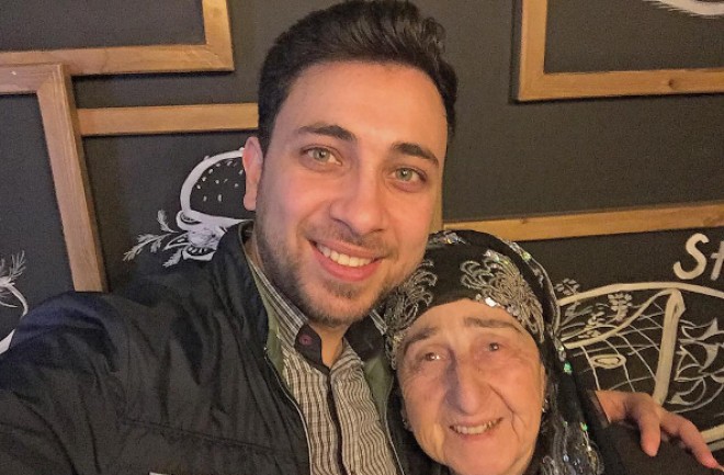 İslam Mehrəliyev nənəsiylə - foto