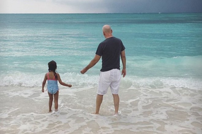 Aktyor qızlarına üzməyi öyrətdi - fotolar