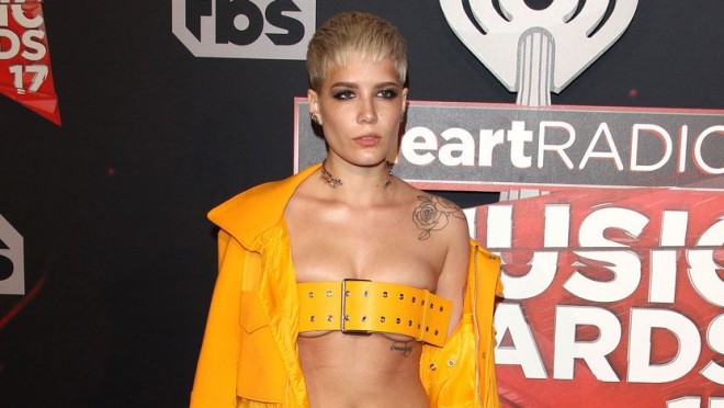 Halsey sinəsini nümayiş etdirmək üçün əziyyət çəkdi&nbsp;