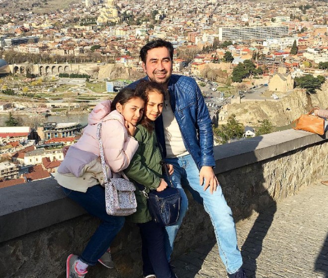 Elton ailəsi ilə Gürcüstanda dincəlir - foto