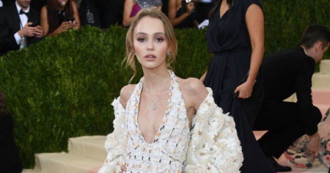 Coni Deppin 16 yaşlı qızı yarıçılpaq fotosessiya etdirdi - fotolar