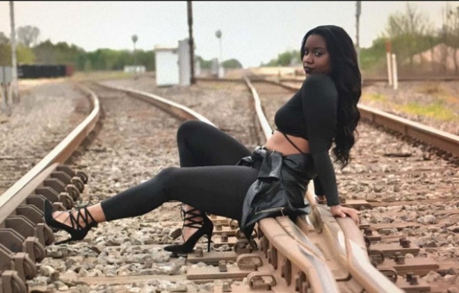 19 yaşlı modeli qatar vurdu