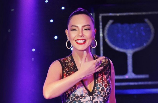 Səhnəyə yazı gətirdi - foto