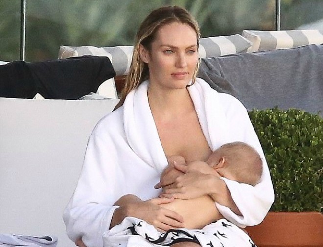 Model çəkiliş zamanı övladına süd əmizdirdi