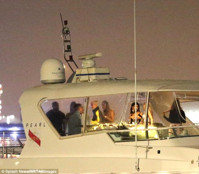 Castin Biber 6 modellə eşqbazlıq etdi 