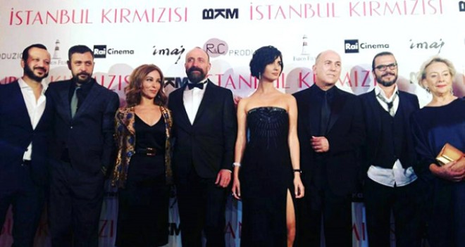 Türkiyəli məşhurlar "İstanbul qırmızısı" filminin qala gecəsində - fotolar