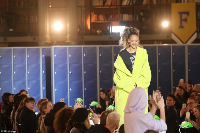 Rihanna podiuma çıxdı