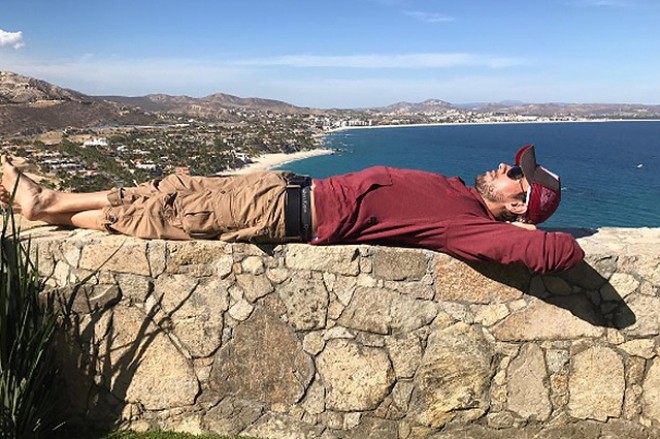 Enrike İqlesias sevgilisi ilə istirahətdə - fotolar