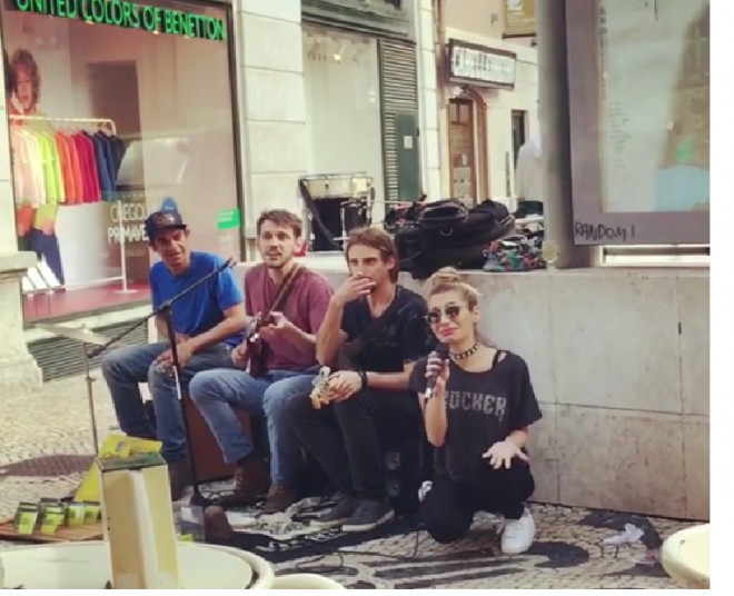 İrəm Derici küçə musiqiçiləri ilə mahnı oxudu