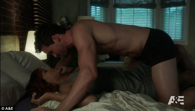 Rihanna yataq səhnələrini utanaraq izlədi