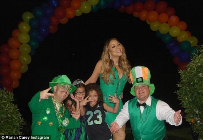 Qısa geyinən Meray Kerrinin alt paltarı göründü