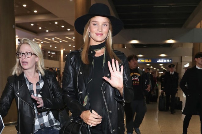 Hamilə model hündürdaban ayaqqabıda - foto