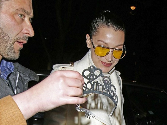 Bella Hadidə tac verdilər