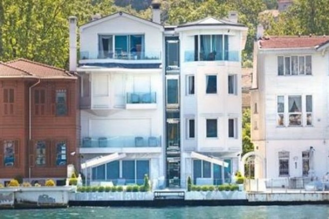 Ebru Gündeş mağazanı villasına daşıdı