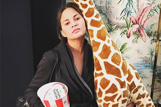 Məşhur cütlük qızlarıyla zooparkda - fotolar