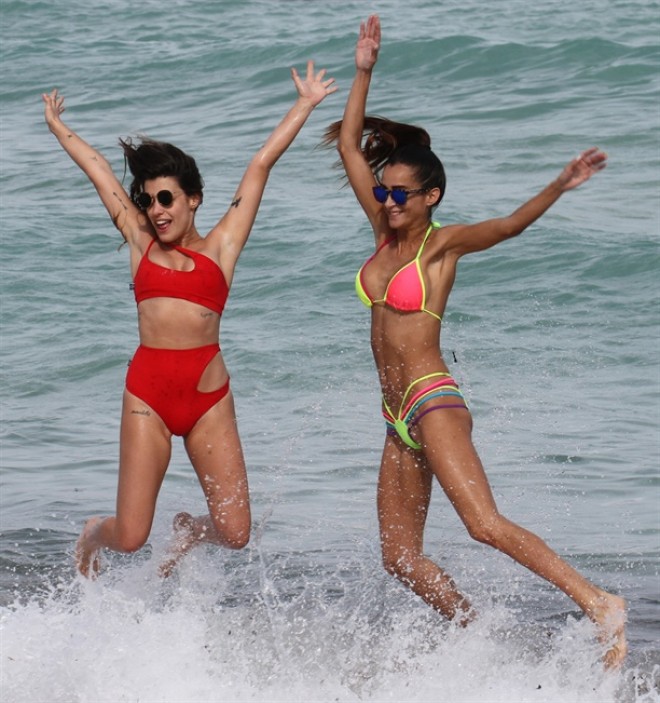 Həmcins həyat yoldaşını belində gəzdirdi