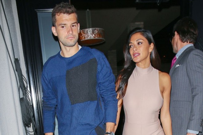 Nikol restorandan ağzında diştəmizləyici çöplə çıxdı