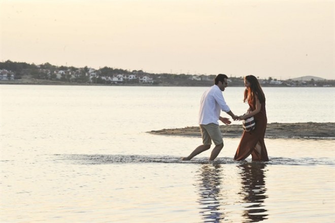 Fahriye Evcen və tərəf müqabili Cunda adasında əl-ələ