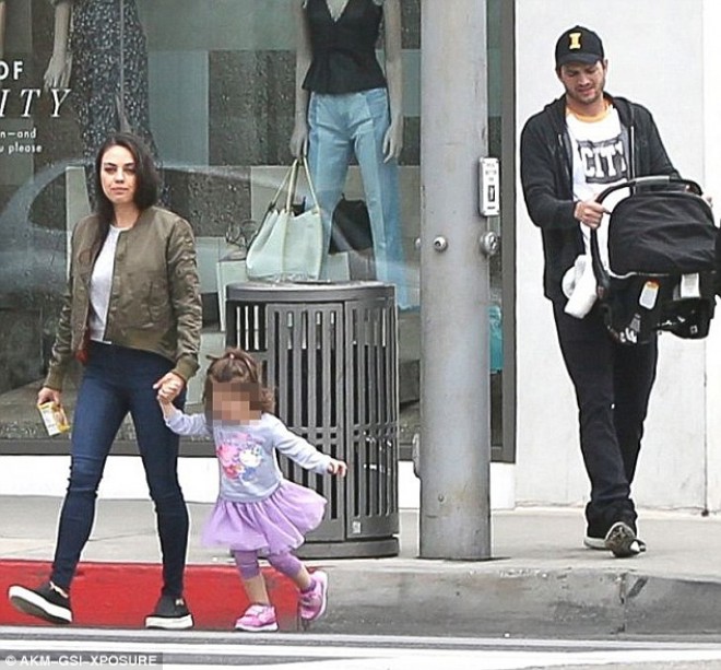 Məşhur cütlük övladları ilə səhər yeməyində