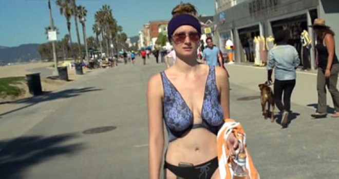 Büstqalter geyinməyən model sinəsini boyadı