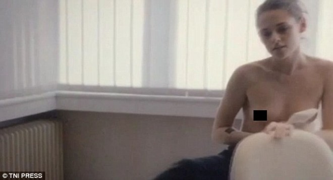 Filmdən çılpaq fotosu yayıldı&nbsp;