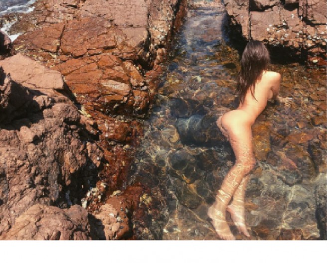 Model çılpaq halda suya uzandı&nbsp;