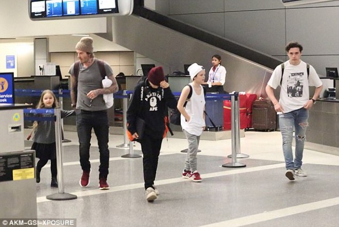 Bekhem 3 oğlu və 1 qızı ilə hava limanında