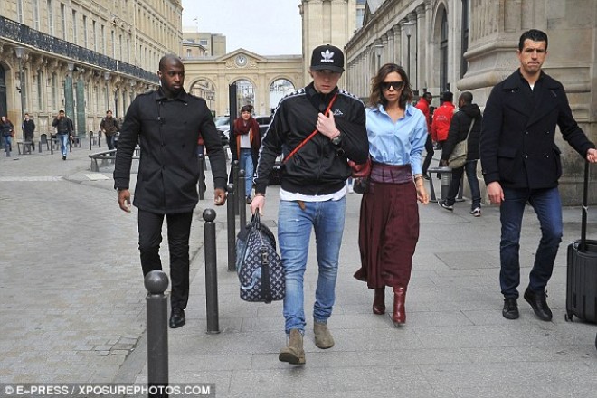 Viktoriya Bekhem oğlu ilə Parisdə