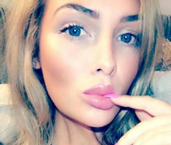 Emili İzabel çılpaq fotolarla pul qazanır