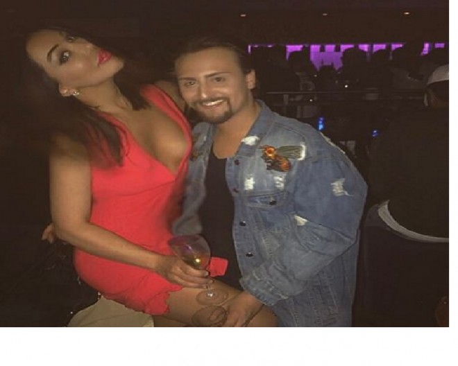 Validə dostunun qucağında oturdu