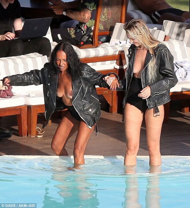 Modellər büstqaltersiz hovuza girdi