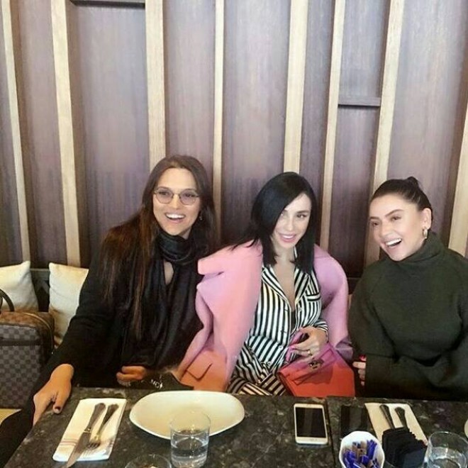 Üç məşhur bir yerdə