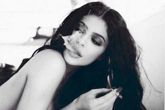 Yataqda siqaret çəkdi