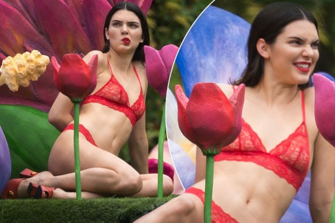 ​ Kendal çimərlik geyimində fotosessiya etdirdi