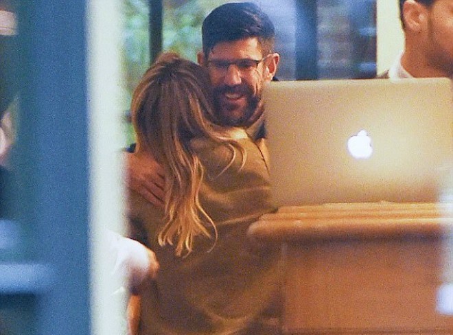 Məşhur müğənni oteldə naməlum kişini qucaqladı