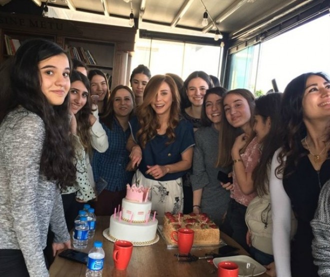 Aktrisa doğum gününü pərəstişkarları ilə keçirdi