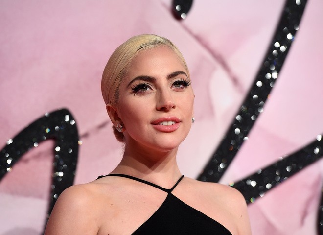 Ledi Qaqanın yeni sevgilisi ilə öpüşərkən