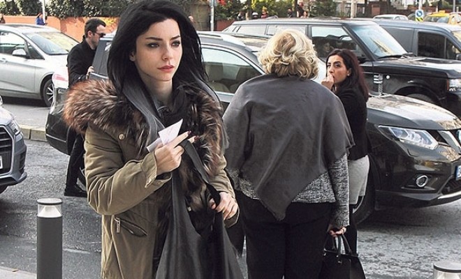 Merve Boluğur nişan üzüyünü çıxartdı