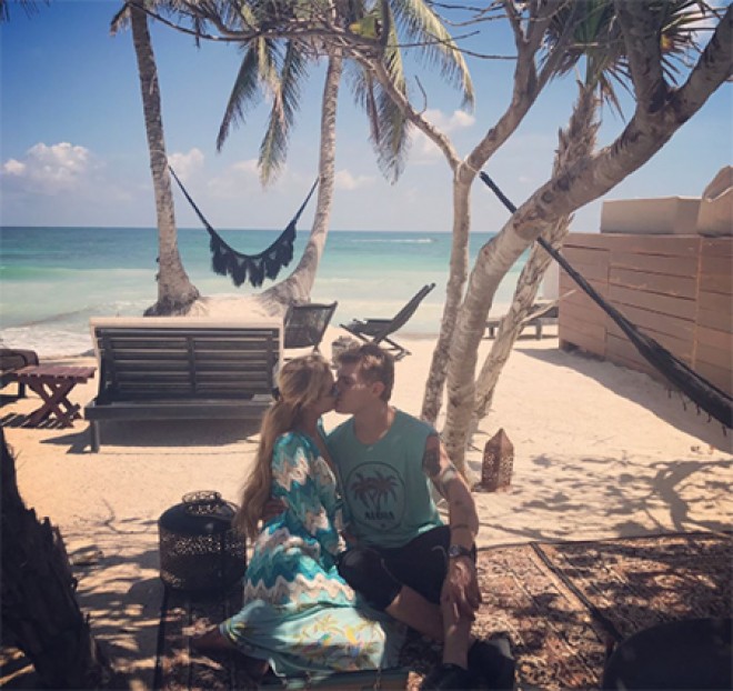 Peris Hilton yeni sevgilisi ilə öpüşərkən - foto