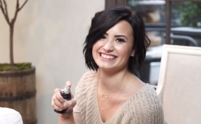 Amerikalı müğənninin çılpaq fotosu