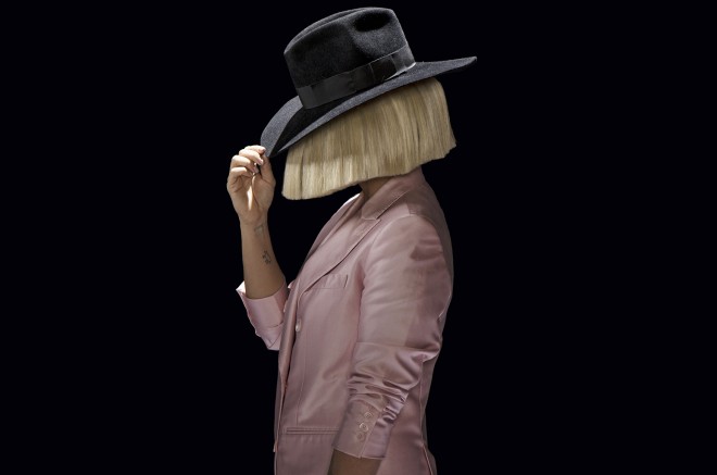 Sia, nəhayət ki, üzünü göstərdi - fotolar