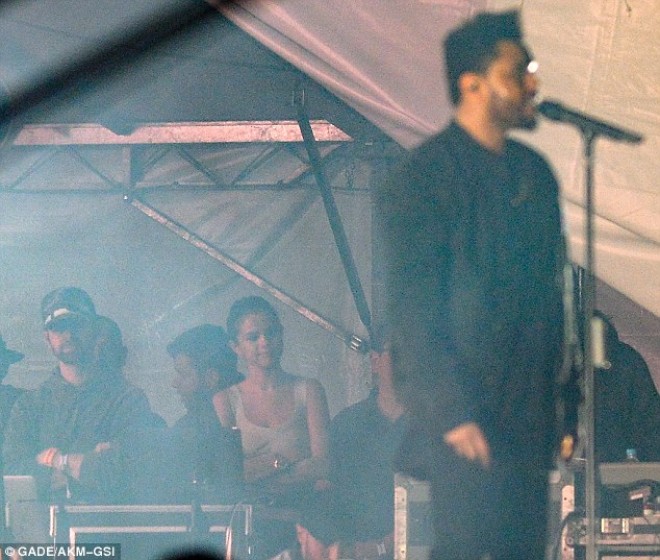 Selena sevgilisini səhnə arxasından izlədi