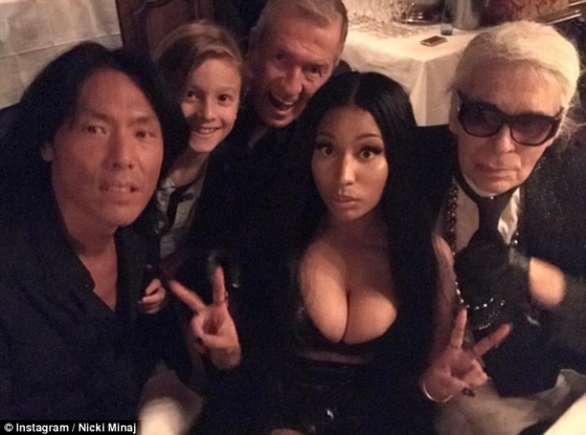 Niki Minajın dekolteli köynəyi və qısa ətəyi