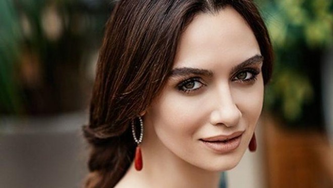 Türkiyəli aktrisanın səhrada rəqsi