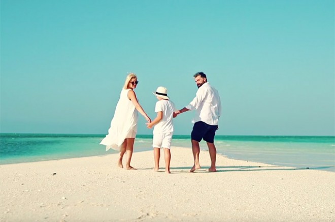 Rusiyalı müğənni əri və oğlu ilə birgə klipə çəkildi