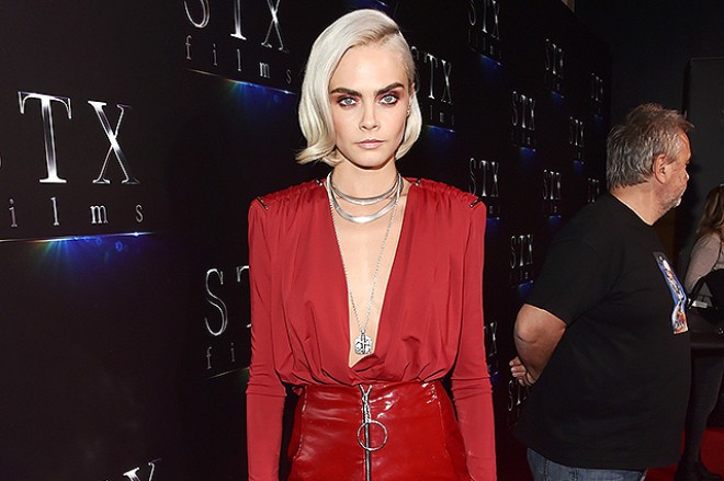 Kara Delevin dərin sinə dekolteli geyimdə - foto