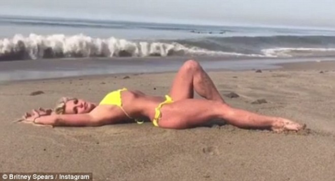 Britni Spirs çimərlikdə