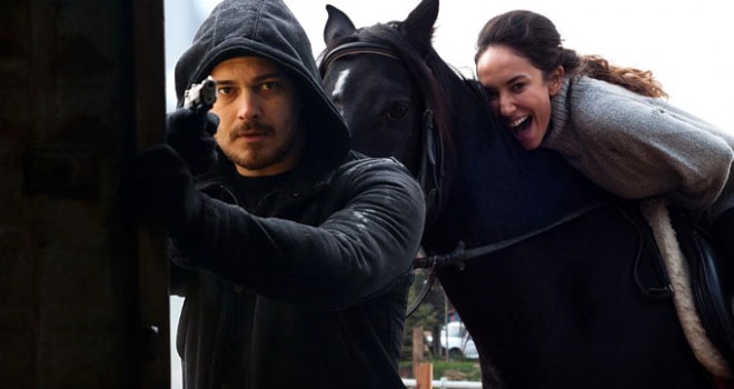 Çağatay Ulusoy sevgilisiylə görüntüləndi