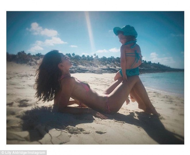 Məşhur model qızı ilə çimərlikdə